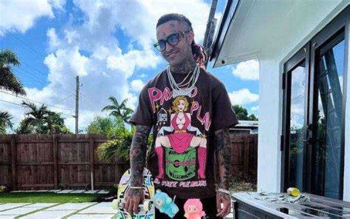American Rapper Lil Pump Falls into Barricade During Crowd Dive