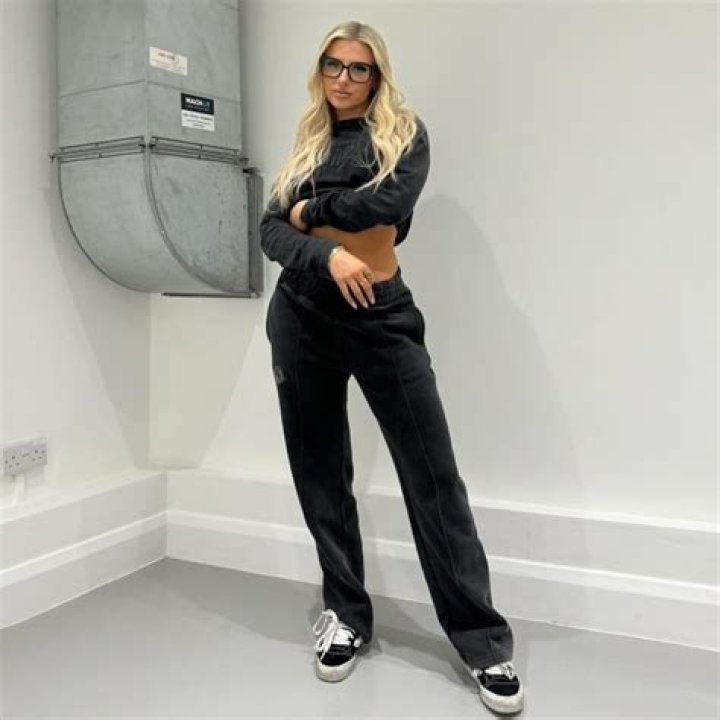 Chloe Burrows Brand Endorsements Chloe Burrows Brand Endorsements