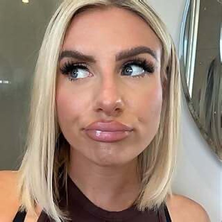 Chloe Burrows Influencer Image Chloe Burrows Influencer Image