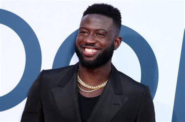 Sinqua wearing all-black at the red carpet.