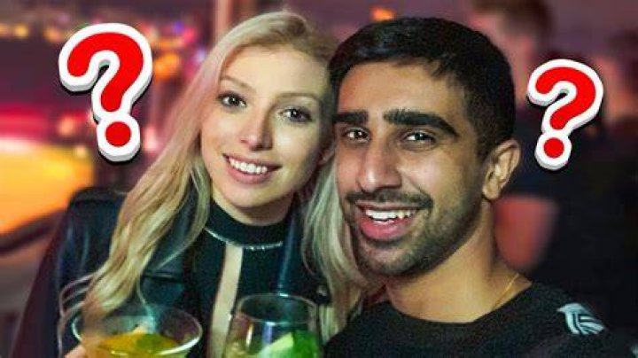 Vikkstar123 with his girlfriend